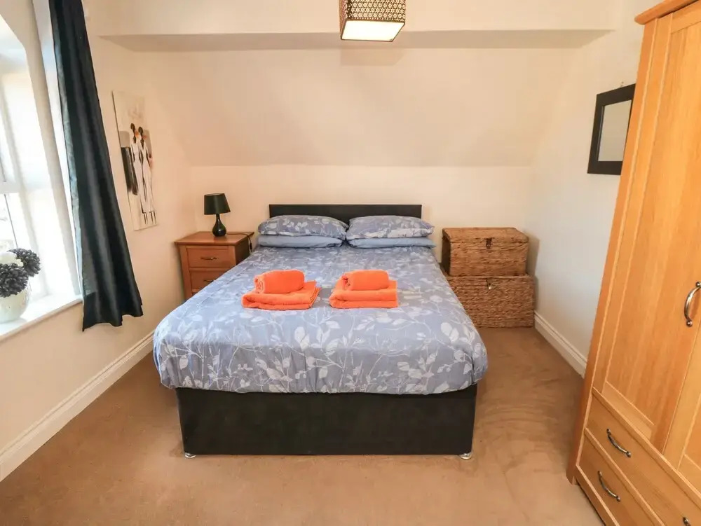 Carisbrooke House, Apartment 6