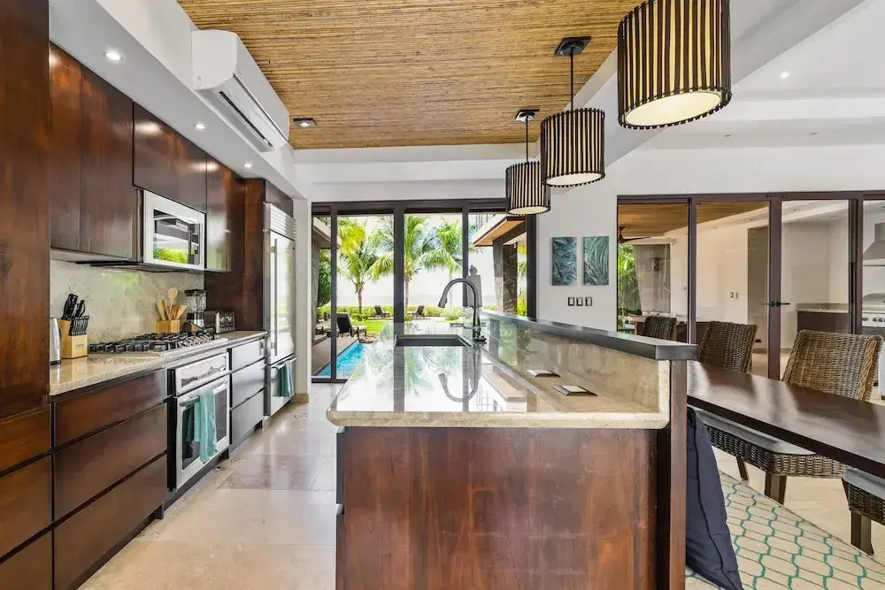 Beachfront Villa - Sunsets and Daily Maid Service