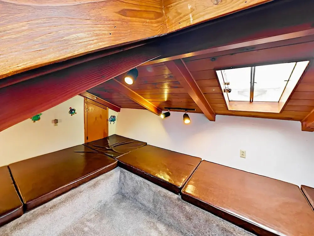 New Listing! 2-units W/ Hot Tubs, Walk To Beach! 4 Bedroom Townhouse