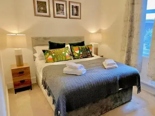 Flat 2 Bluebridge Court - Cliffords Reach