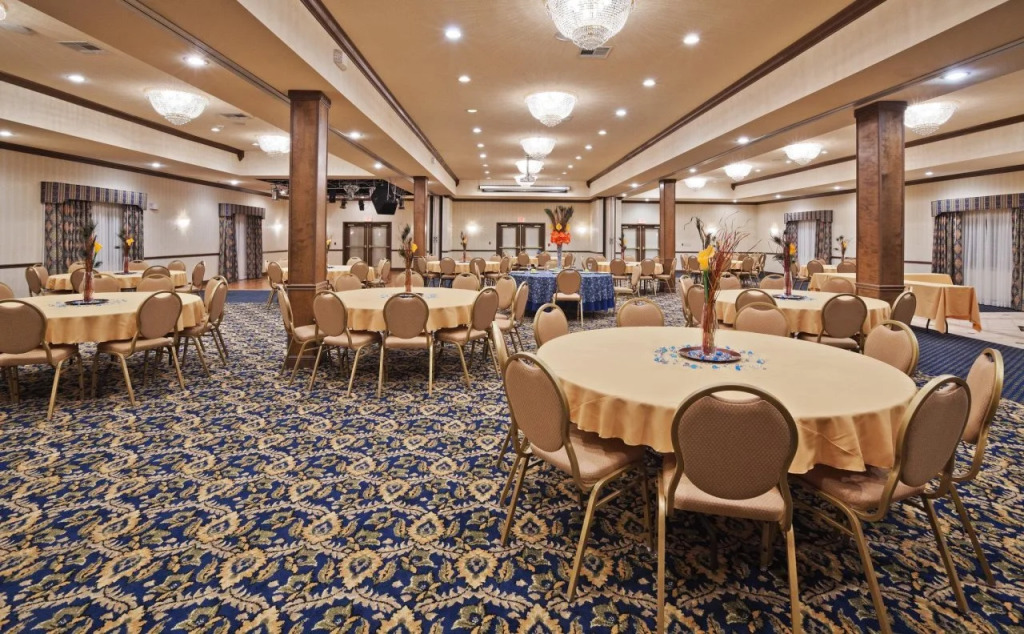 Holiday Inn Express Hotel and Suites Jenks by IHG