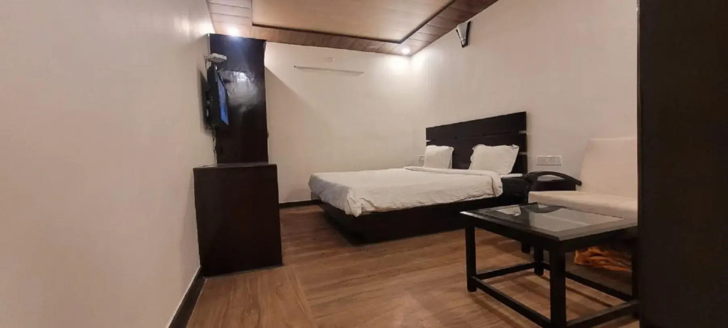 Goroomgo Hidden Chalet Mall Road Nainital