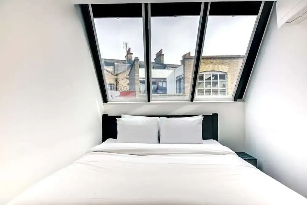 Stylish 2 bed 3 Storey House With Mezzanine