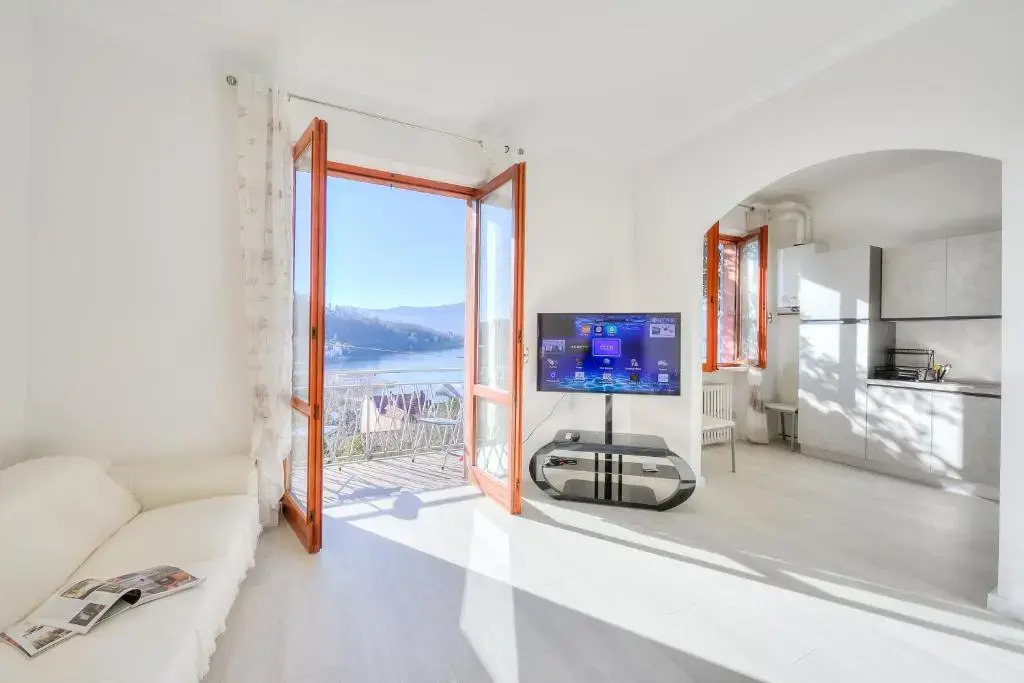 Sunny Apartment Lake View Laveno
