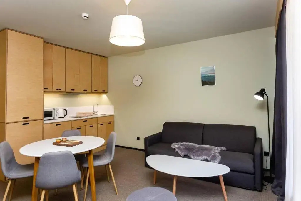 2BR apt with a furnished balcony 2 min to Kokhta