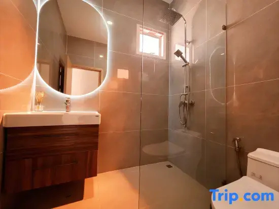 Pattaya Zhongtian Beach Villa / Close to the Beach / 4 Bedrooms 5 Bathrooms 2 Living Rooms