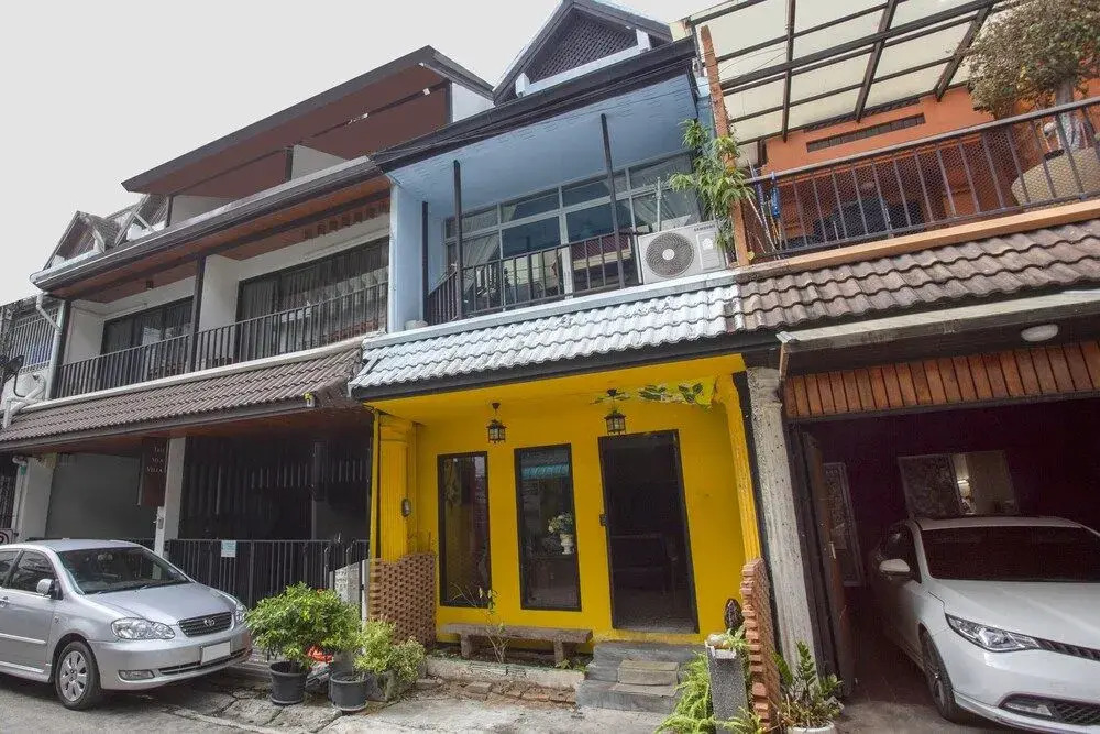 OYO 75303 V Home Guesthouse Sunday Night Market