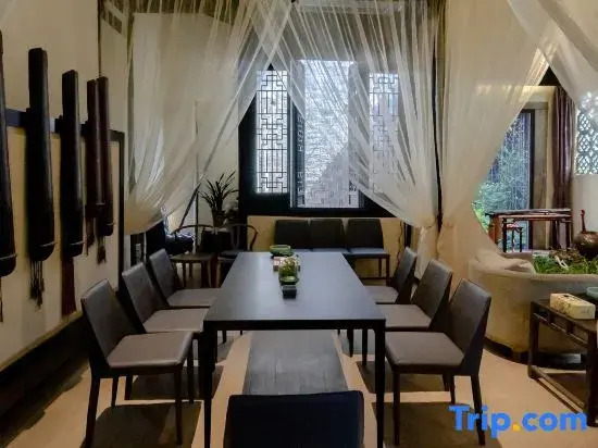Yueshang Zen Space Homestay (Jinxi Ancient Town)