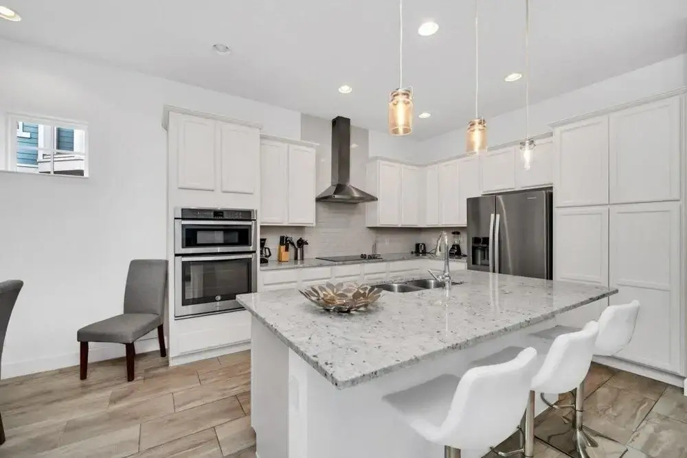 Spacious 5 Bedrrom/ 5 Bath Home- Private Pool, Full Kitchen, Free Wifi 5 Bedroom Villa by Redawning