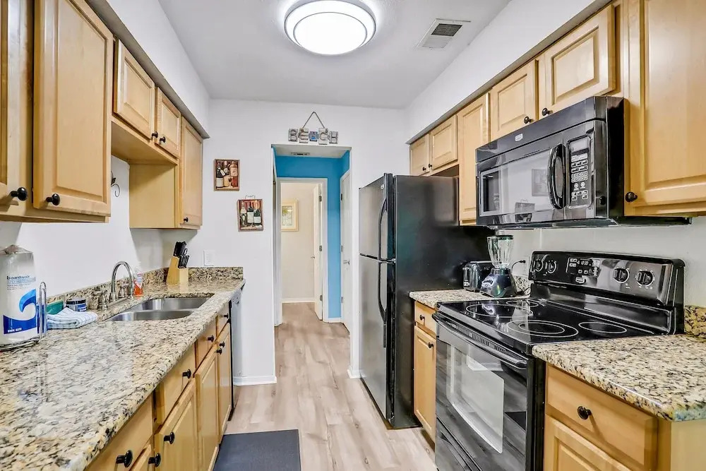 Charming Condo w/ Pool 500 Yards to Beach, Near Lighthouse & Downtown