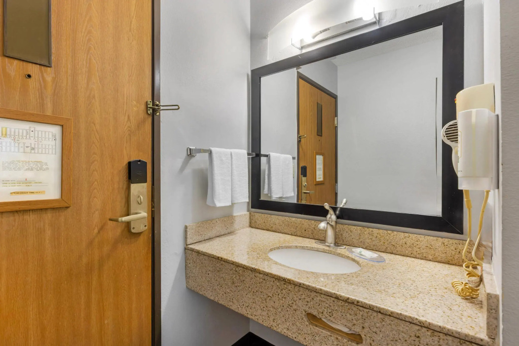 Quality Inn Chesterton near Indiana Dunes National Park I-94