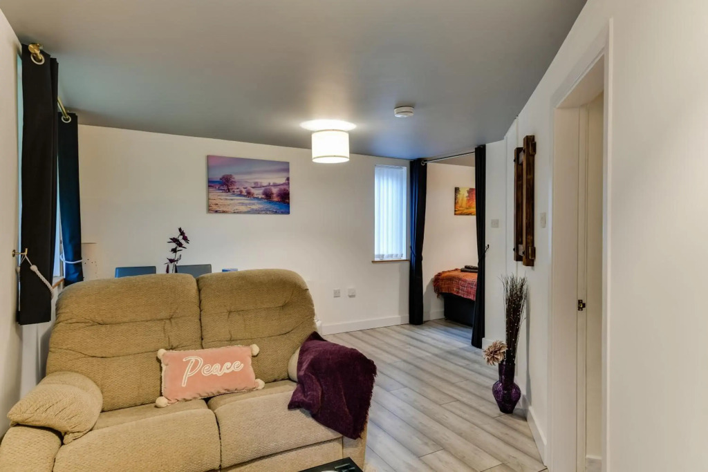 1 Bedroom Swinley Apartment Wigan, A Walk to Albert Infirmary & Town Centre, Free Parking