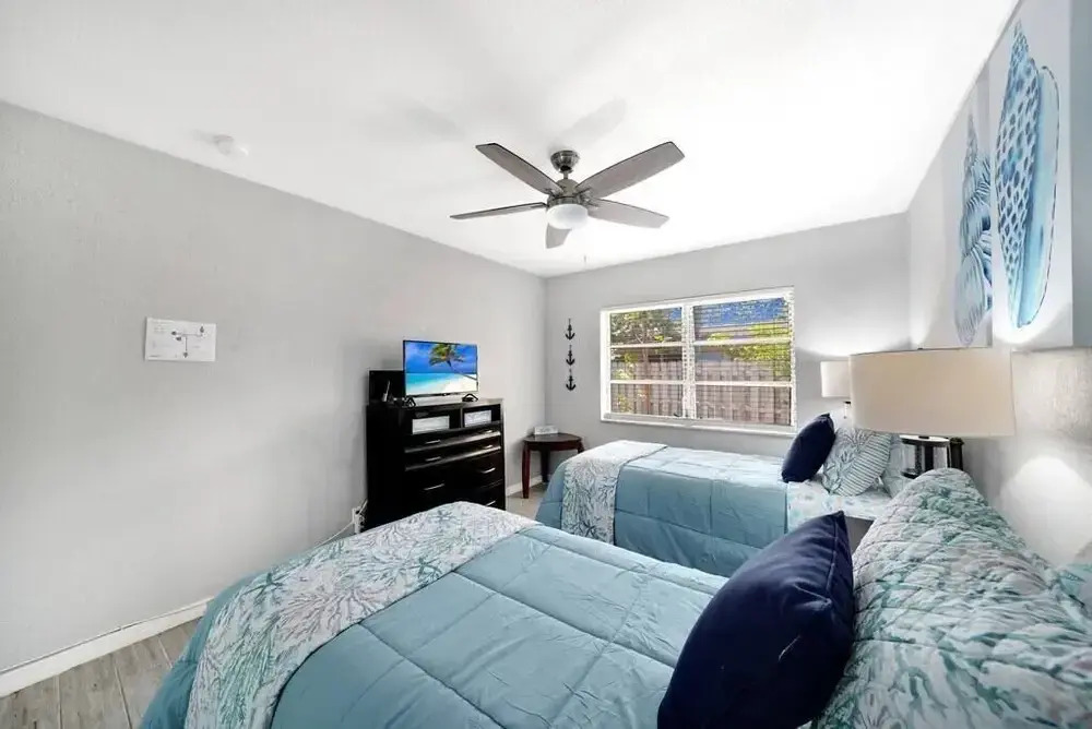 Lovely 1 bedroom unit with work station