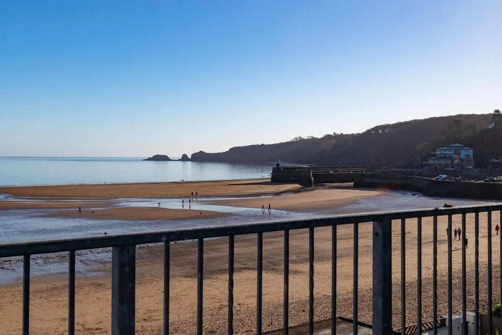Sea Urchins Apartment - Sea Front Apartment With Views Pet Friendly
