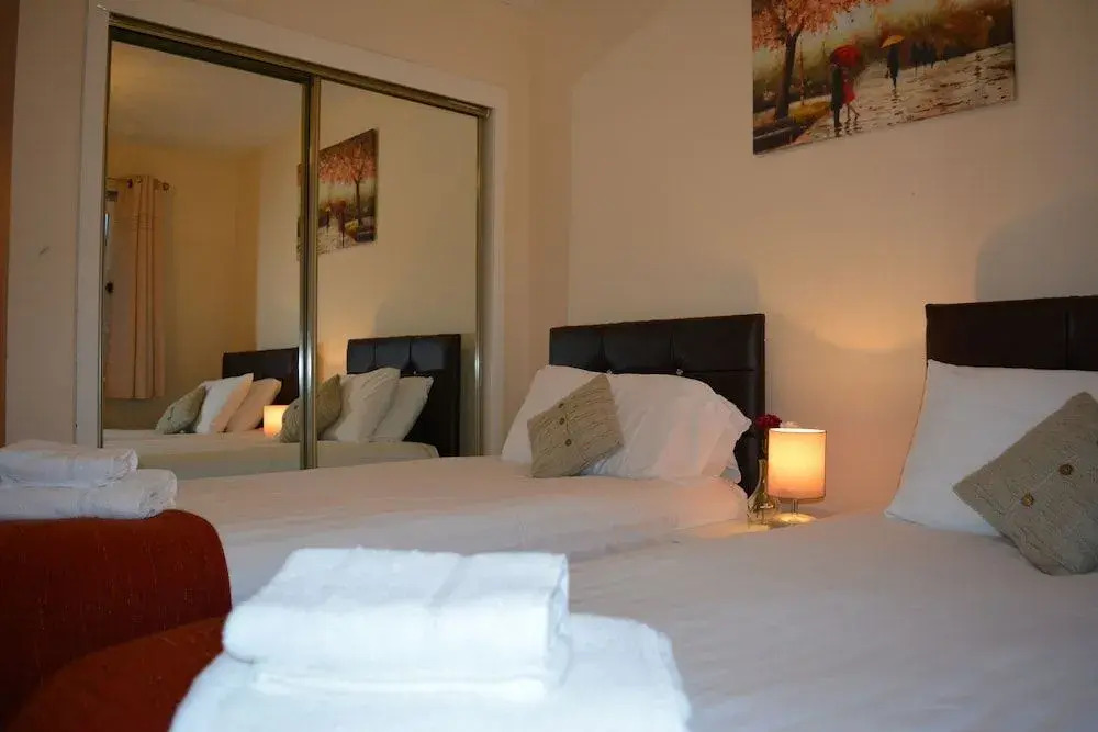 Facing Glasgow Green spacious Apartment Free parking