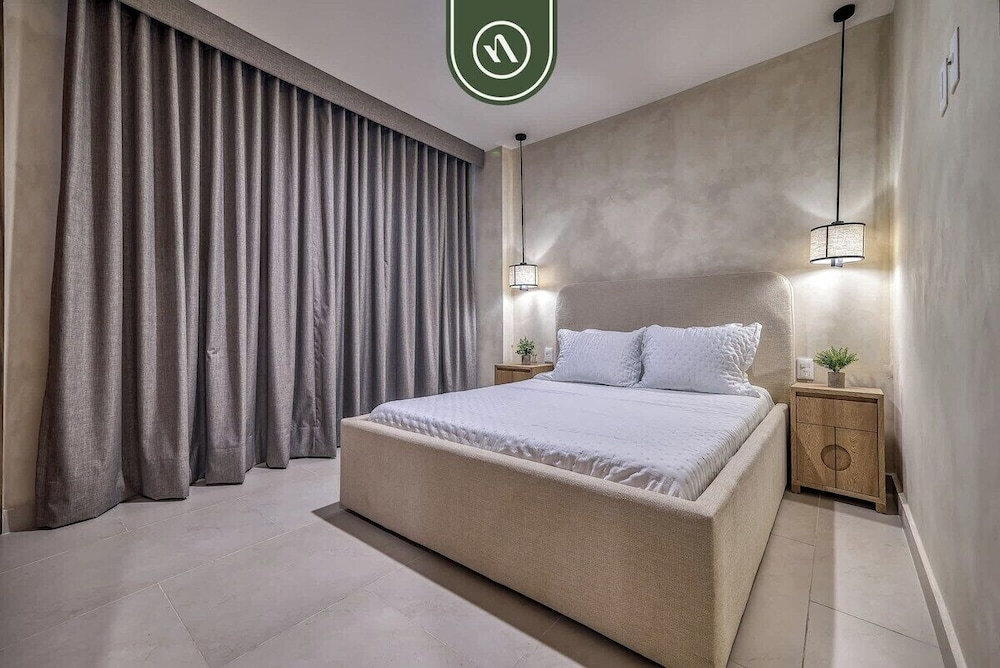 Luxury 2 BR Condo Near Beaches - Pools - Gym