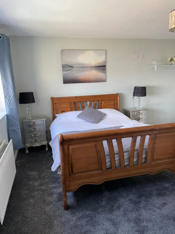 Causeway View Portrush - large 4 bedroom seafront house