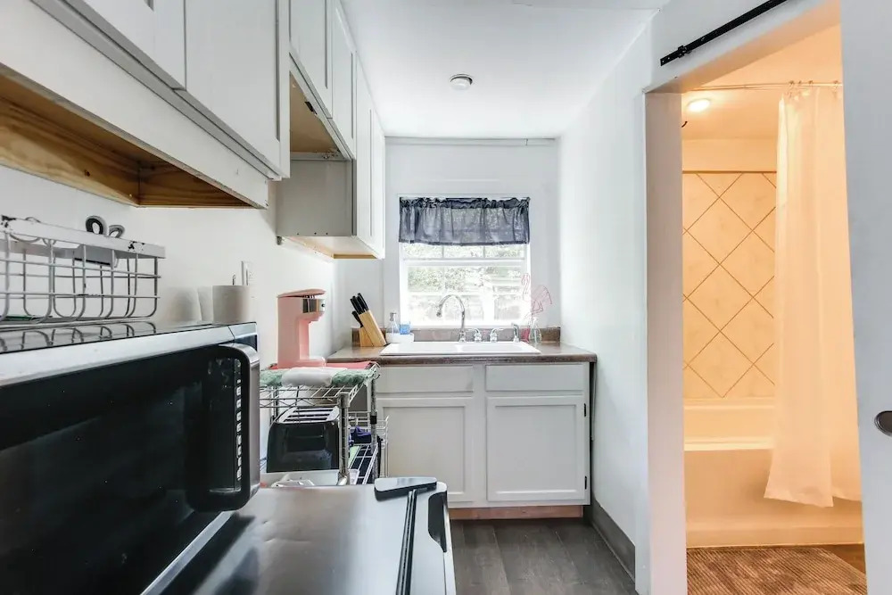 2 Mi to Long Beach Waterfront! Convenient Studio