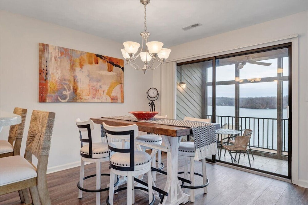 Lake Vibes - Pet Friendly Lakefront Condo!