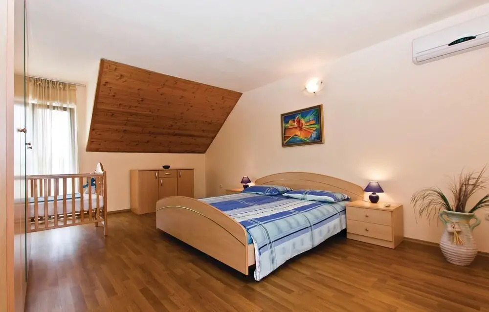 Amazing Home In Liznjan With Kitchen
