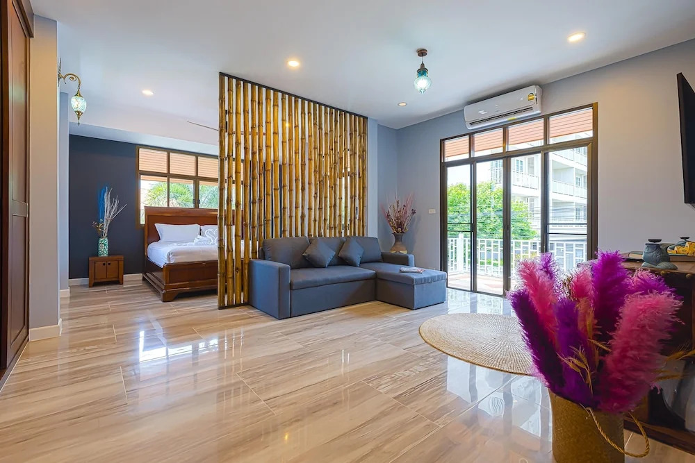 Pool villa  4 BR walking to Beach HV