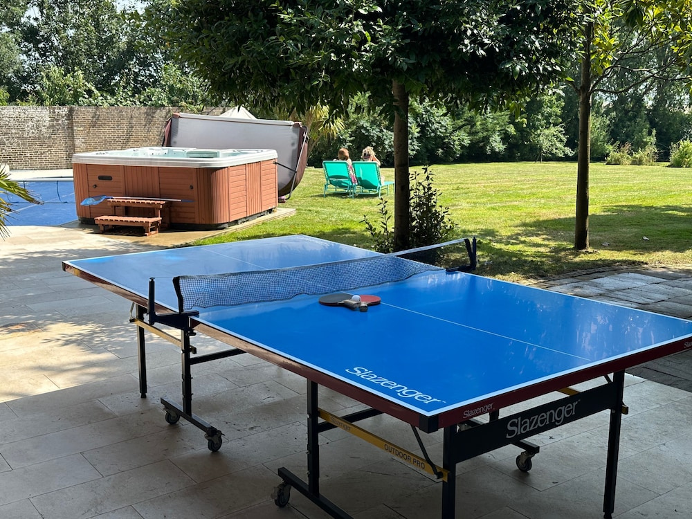 Sleeps10/18-parking-garden-pool-hottub-balcony