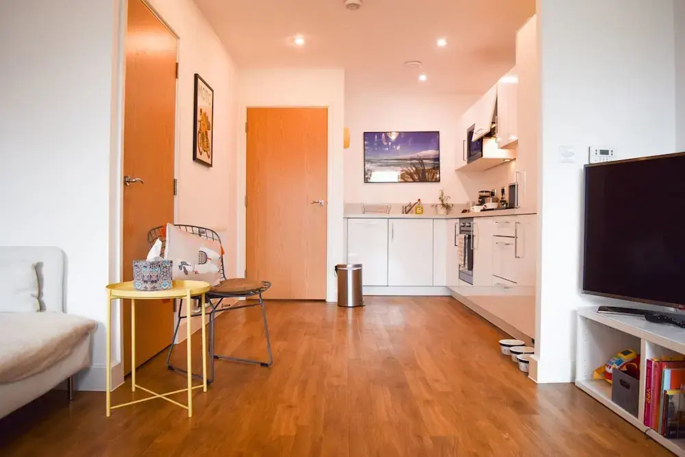Modern 1 Bedroom House in Pontoon Dock