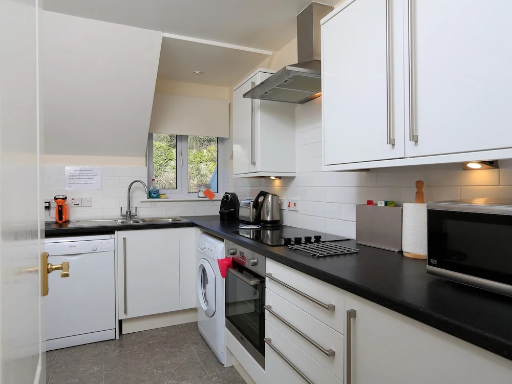 6 Chichester Court
