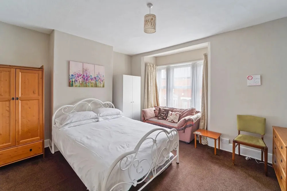 4 Bed Homely Retreat - Wolverhampton