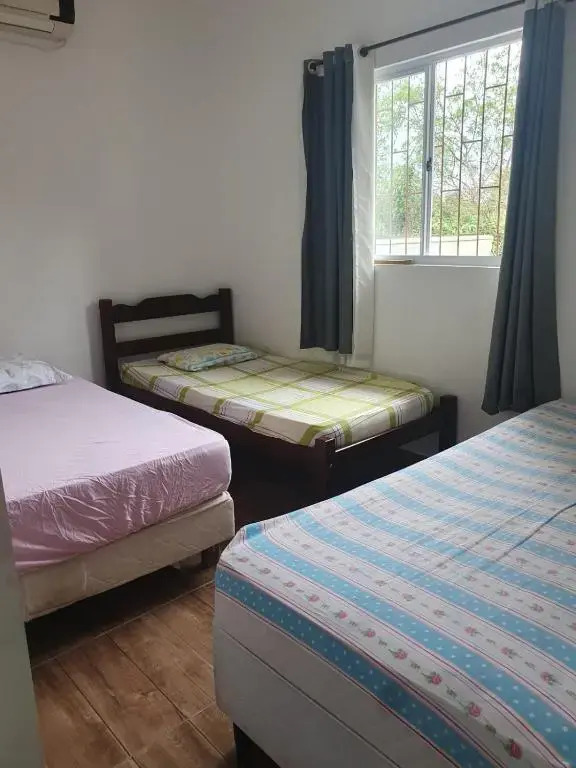 Casa com 2 dormitórios entre Praia do Rosa e Barra de Ibiraquera