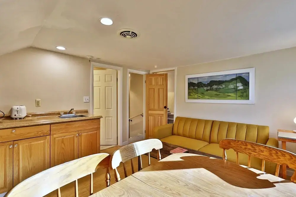 Your Ski Home: Powder Park Place - Upper Level. Close To Killington. Hot Tub. 4 Bedroom Home