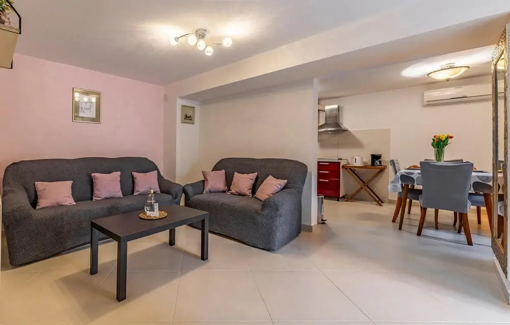 Beautiful Apartment in Liznjan With Wifi and 1 Bedrooms