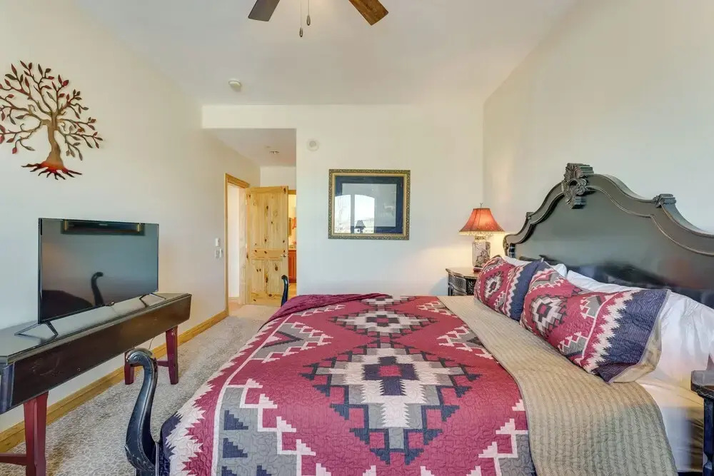 1 Mi to Skiing: Mtn-view Condo in Angel Fire!