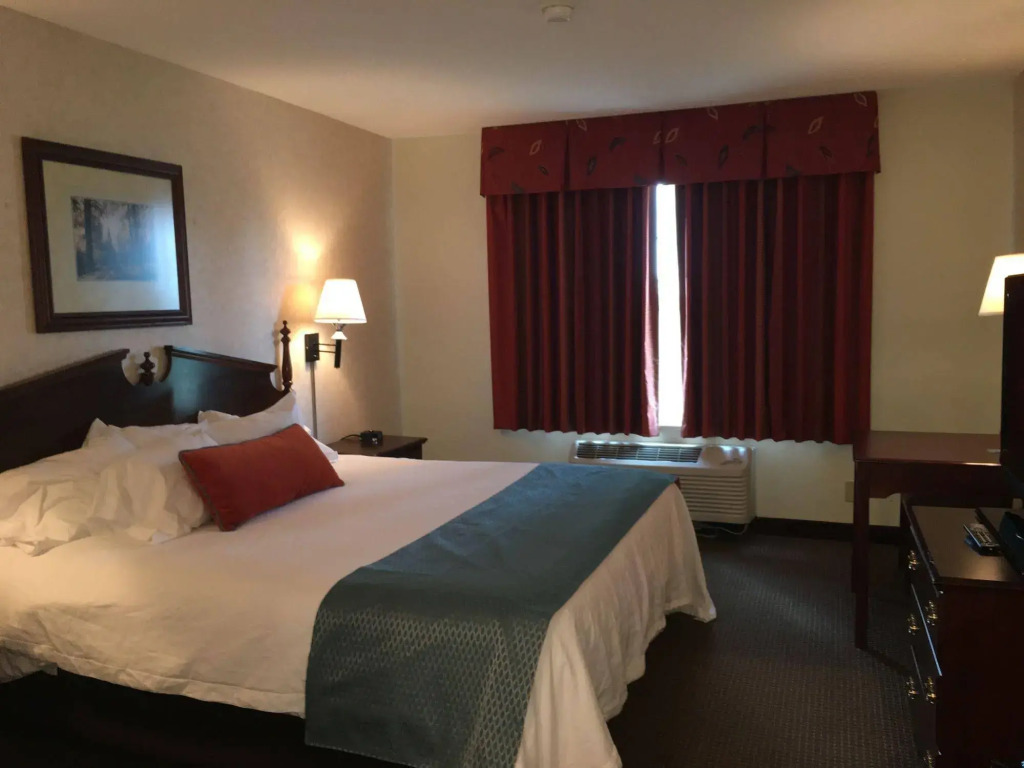Grand Hinckley Inn