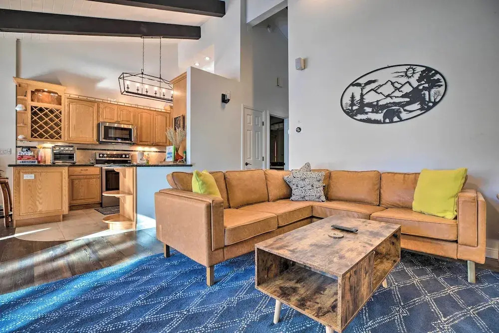 Epic Mammoth Lakes Getaway w/ Shared Pool, Hot Tub