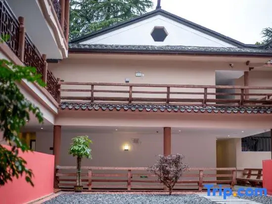 Zhangjiajie Tianchong Yunhai Courtyard Hotel-At the East gate of Zhangjiajie National Forest Park English Butler, Free Luggage Storage, Tour Plan -reserve tickets for various scenic spots-Self-Service Laundry