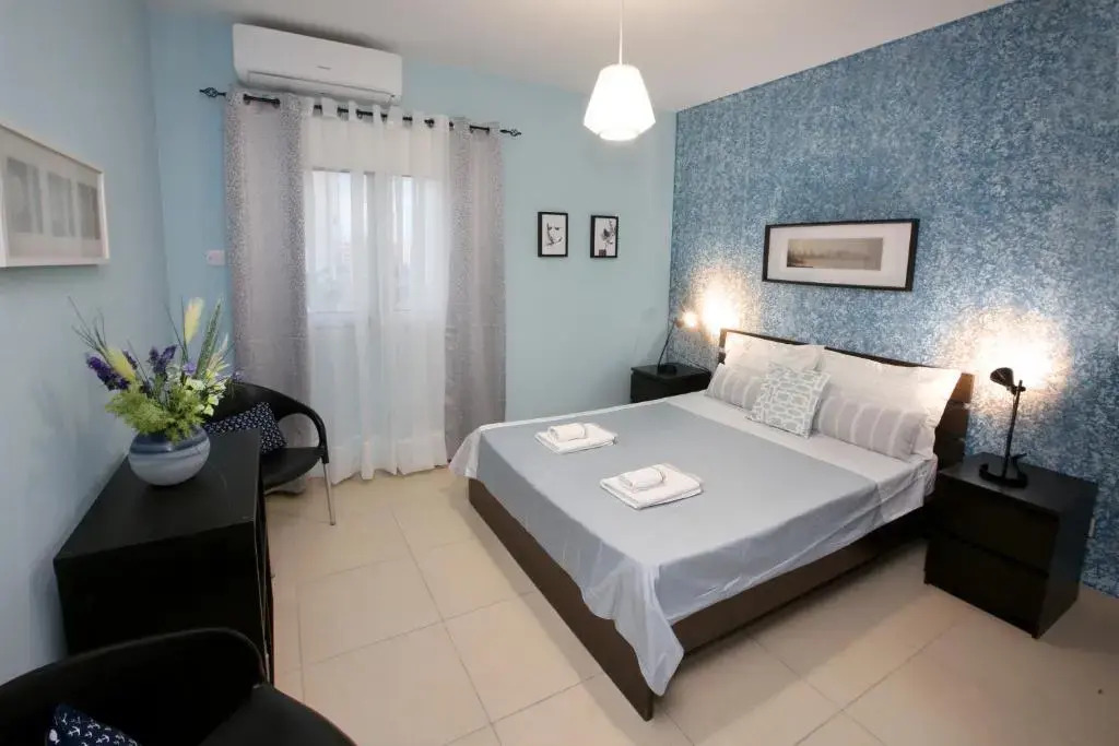 930m to Beach-2 Bedroom+Veranda-Perfect Located