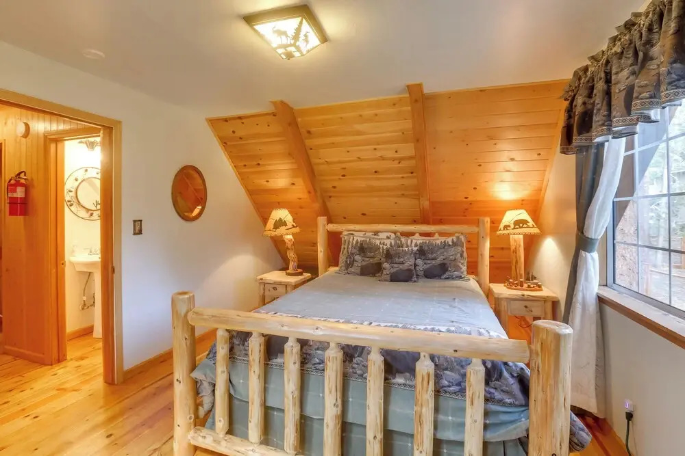 Authentic Log Cabin w/ Hot Tub in South Lake Tahoe