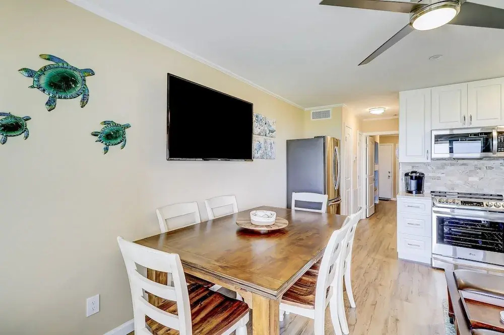 New Listing! Updated Condo - 25 Yards To Beach Condo