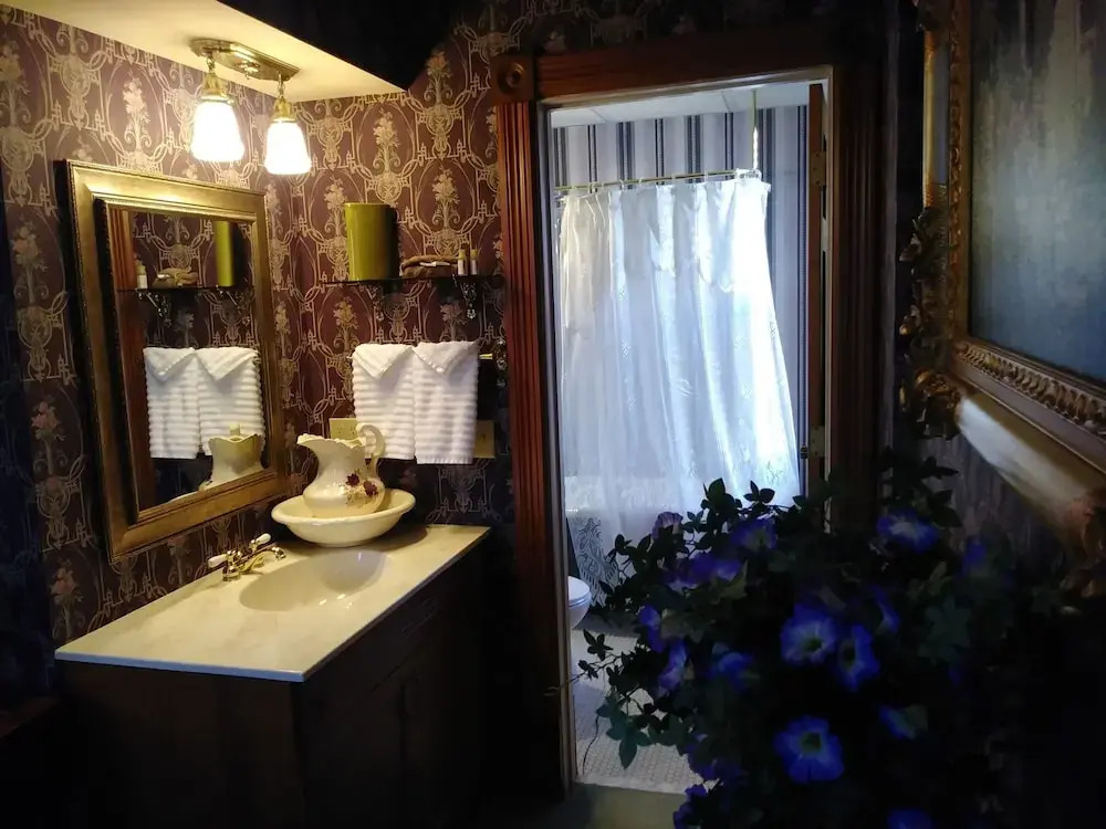 Thayer's Historic Bed n' Breakfast