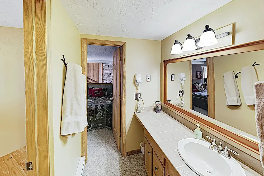 New Listing! Ski-in/ski-out : Hot Tub, Sauna 1 Bedroom Condo