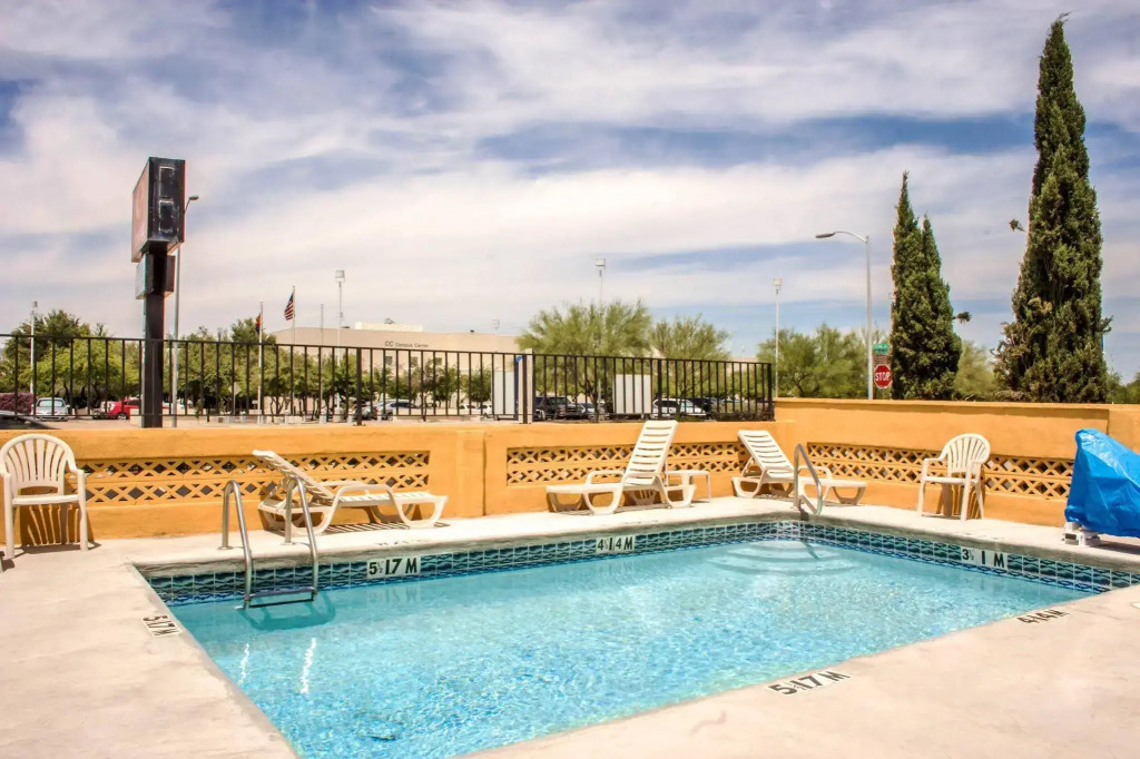 Econo Lodge University
