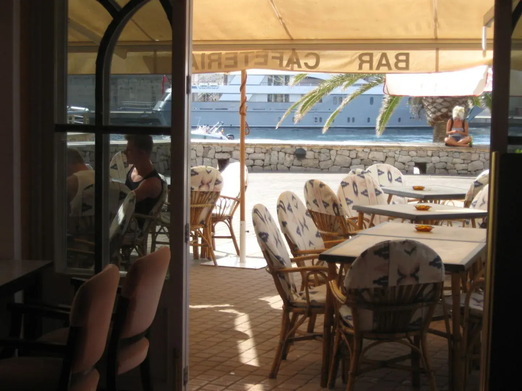 Hostal Port Corona