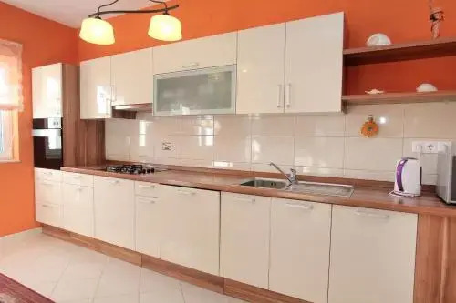 Apartman Tone