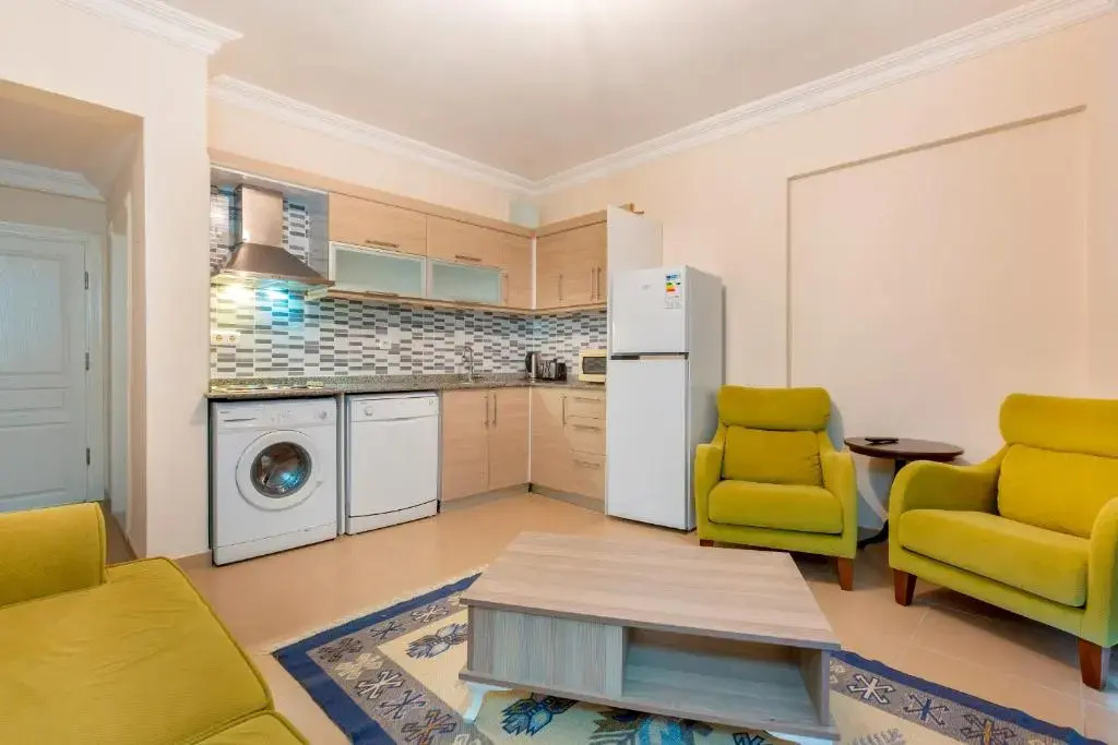 WEEKLY rent of 2+1 apartment 250 m from the sea and in center of all need/Alanyas