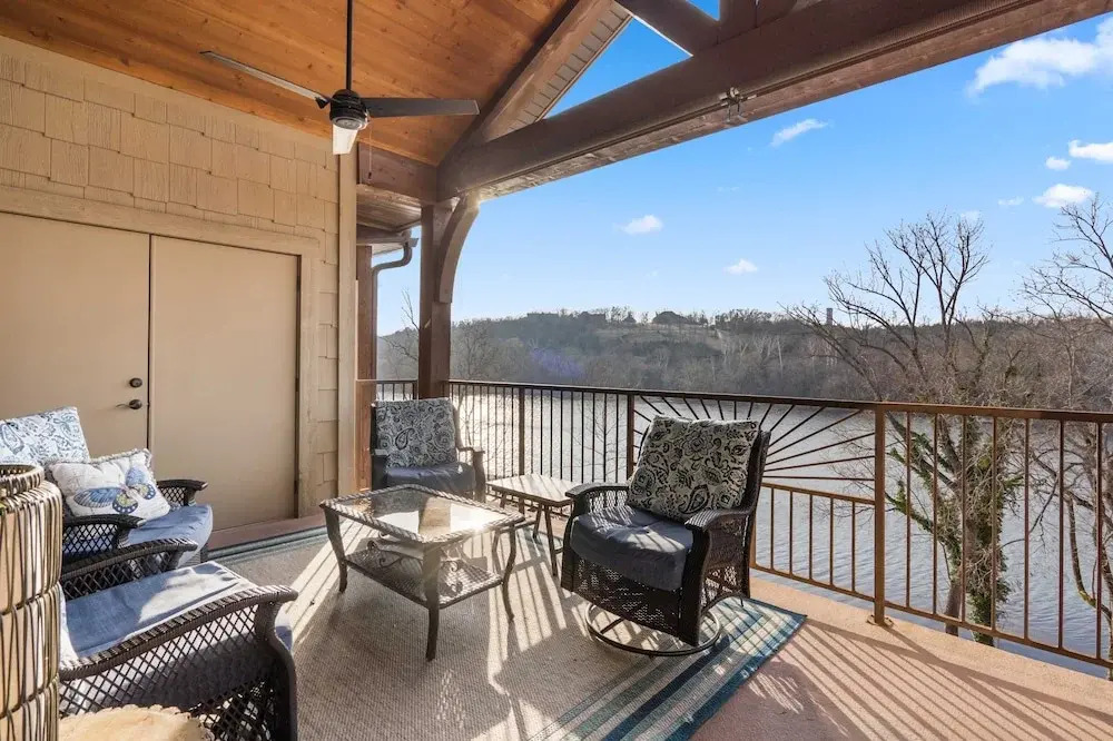 Penthouse 7 on Taneycomo - Chic Waterfront Condo!