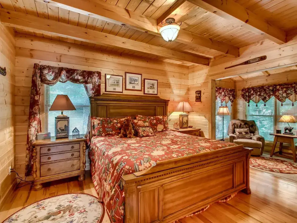 Tomahawk Lodge 3 Bedroom Cabin by RedAwning