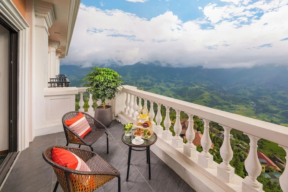 DeLaMont Sapa Hotel