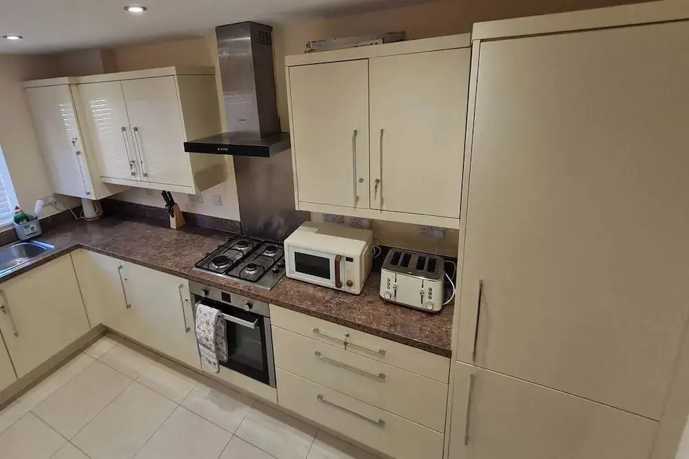 Spacious 3-bed House - Sleeps 8, Garden & Parking