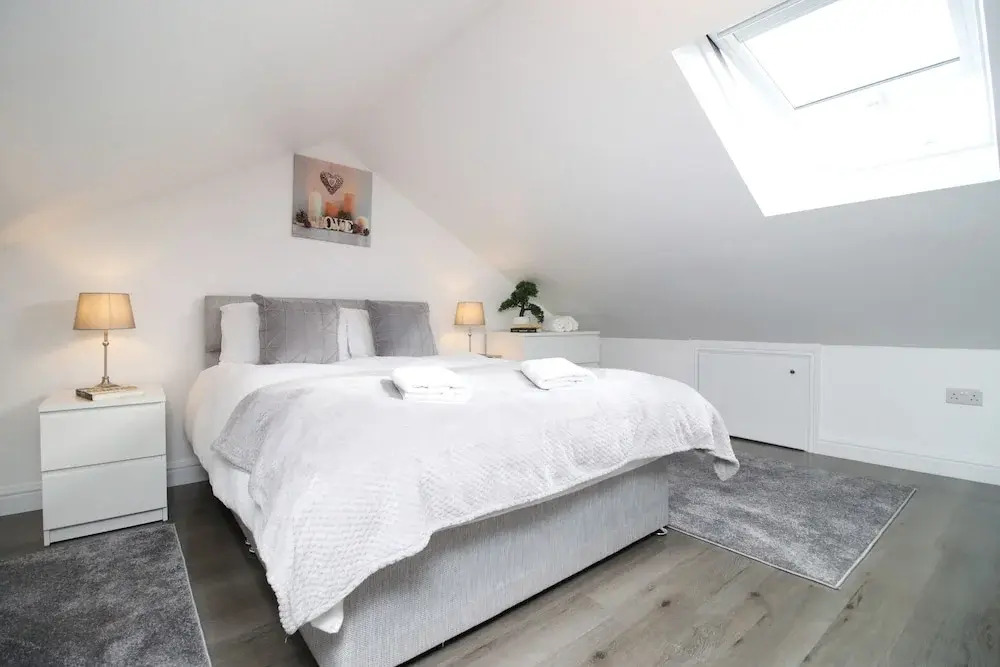 Modern Guesthouse, Fast Wi-Fi, Street Free Parking, Central, Fully Equipped